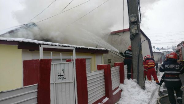 O casă a luat foc pe strada Plugarilor