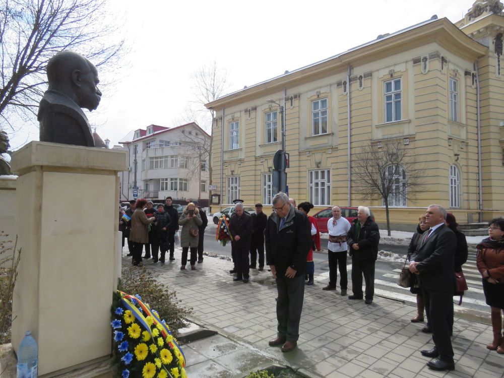 Zilele Taras Șevcenko: depuneri de coroane la bustul poetului