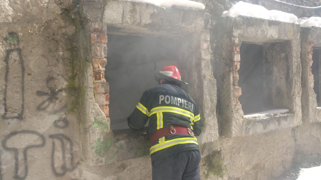 Un om al străzii a incendiat din neatenţie o clădire abandonată din Vest