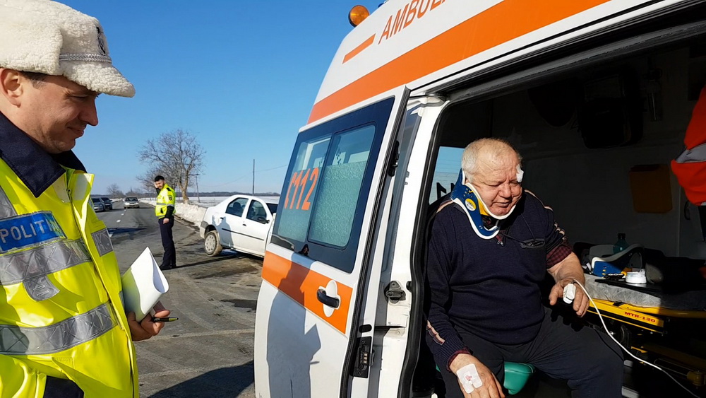 Un microbuz cu zece persoane, implicat într-un accident, lângă Topolog. Un singur pasager a fost uşor rănit