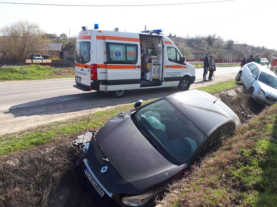 Accident - La Malcoci, două maşini au ajuns în şanţ