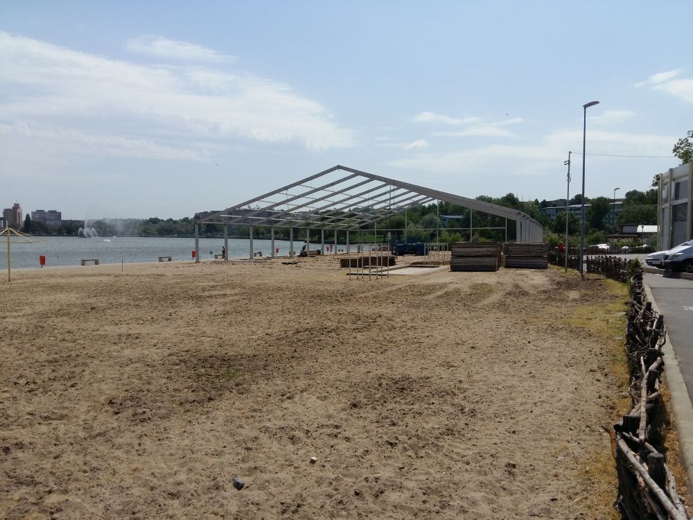 Construcţia de pe plaja Ciuperca, pentru marele eveniment de sâmbătă, 12 mai, are toate avizele şi aprobările