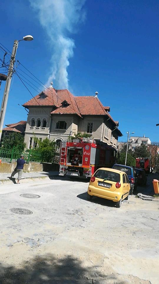 Clădirea de lângă Spiru Haret, în flăcări. Intervin pompierii