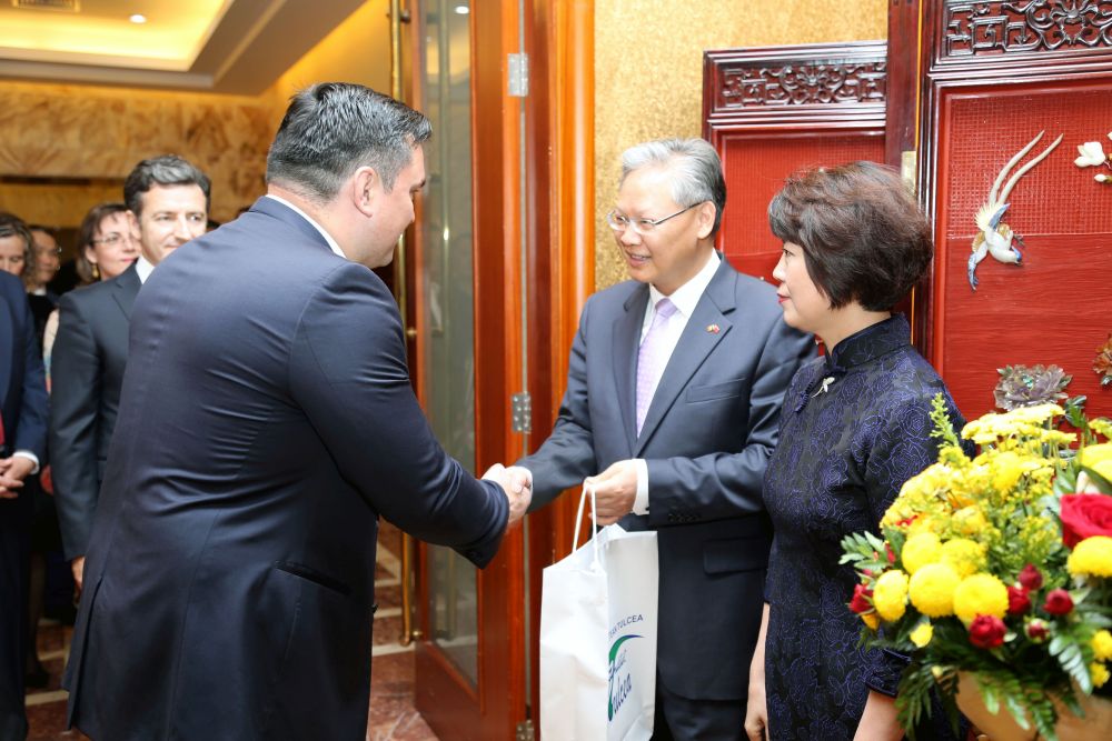 Cu ocazia încetării misiunii Excelenței Sale Xu Feihong, Conducerea Consiliului Județean, prezentă la dineul oficial al Ambasadei Chinei