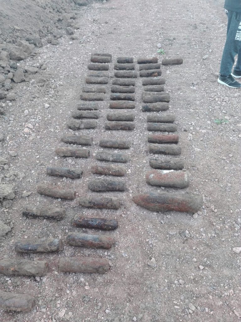 Mai multe obuze îngropate au fost găsite la Baia, lângă biserică