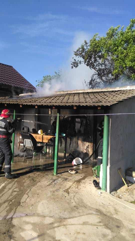 Incendiu provocat de o butelie cu GPL, în satul Alba. Două persoane au fost rănite