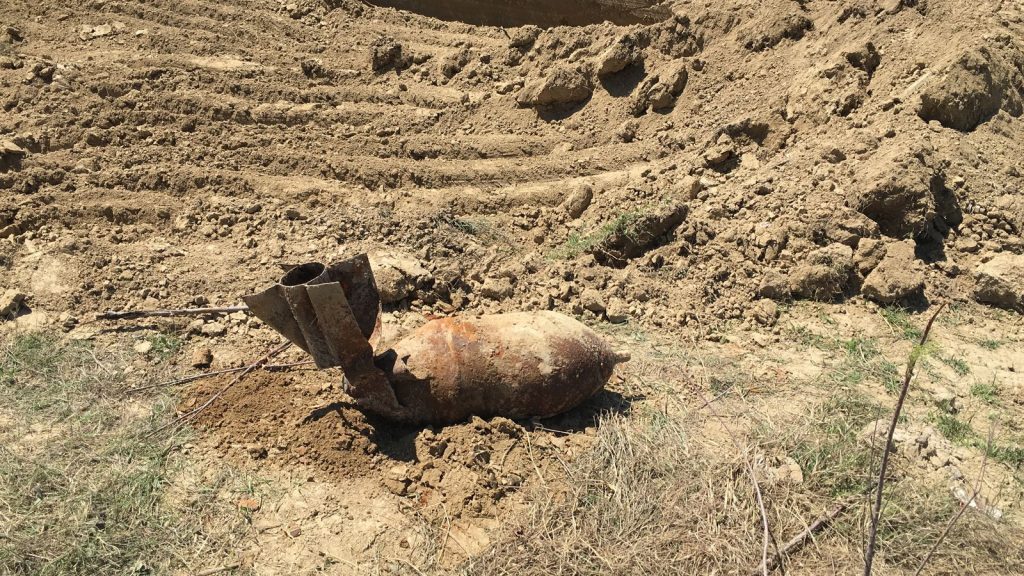 Bombă de aviaţie de 250 kg., din război, găsită îngropată lângă Isaccea