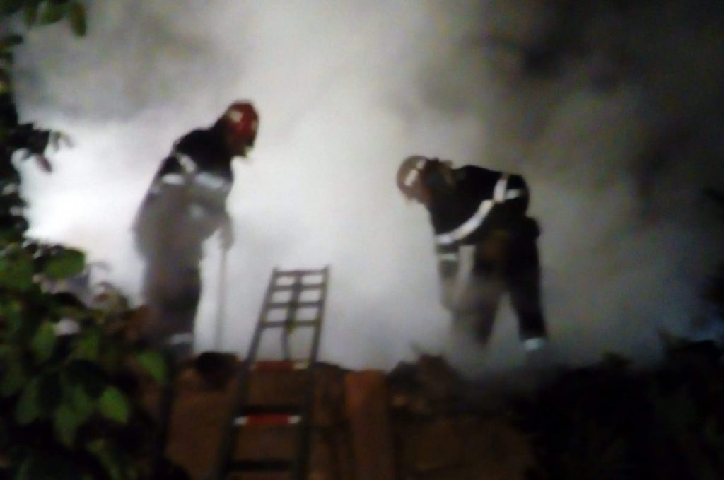 Pompierii au stins un incendiu la Nifon, care amenința să cuprindă mai multe case din jur