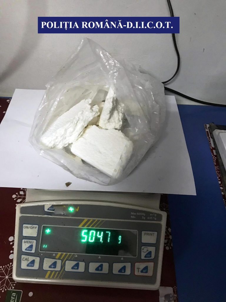 Trei traficanţi cu o jumătate de kg. de cocaină, prinşi la Constanţa în flagrant