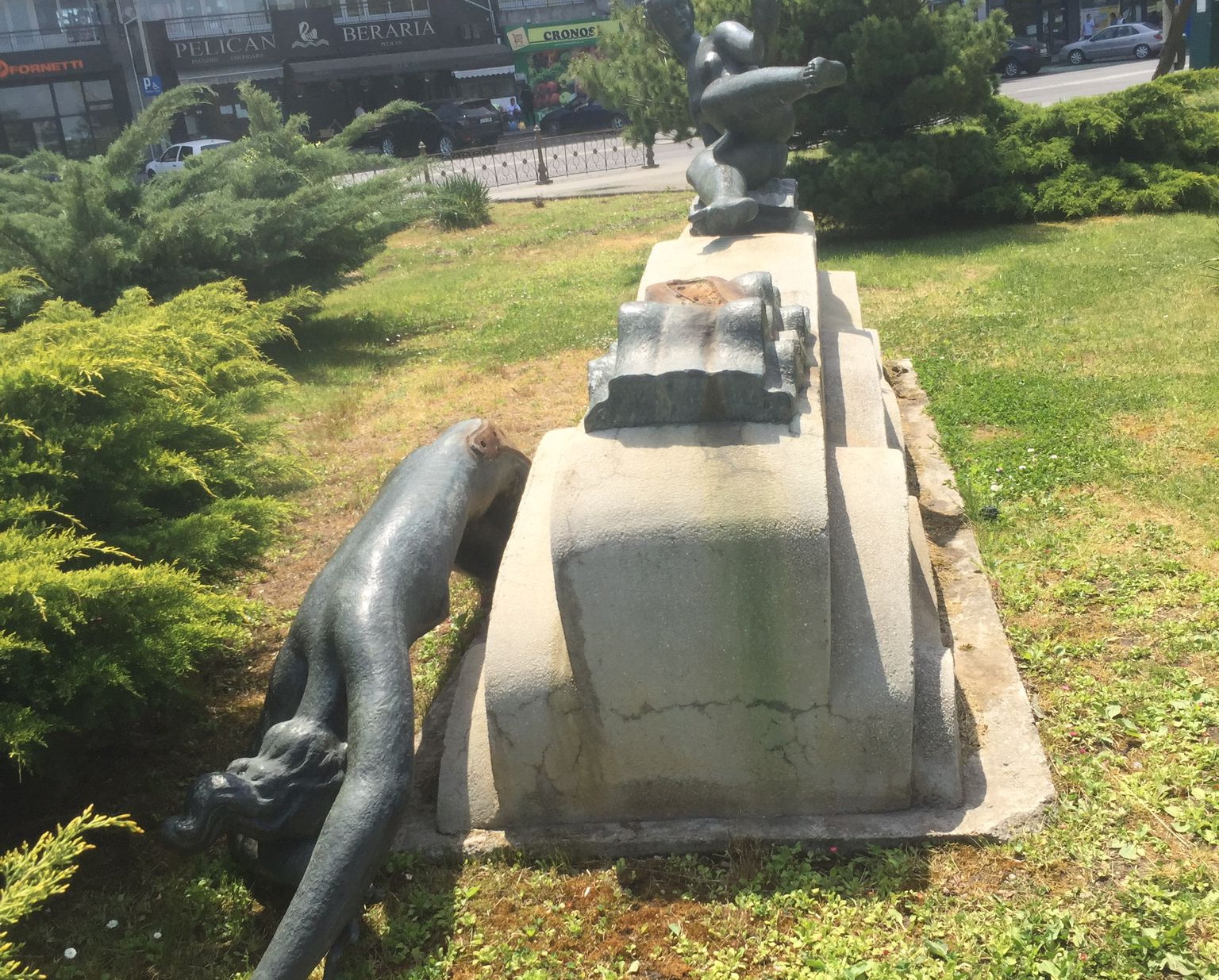 Grupul statuar din Parcul Ciuperca a fost vandalizat. Ce face paza?