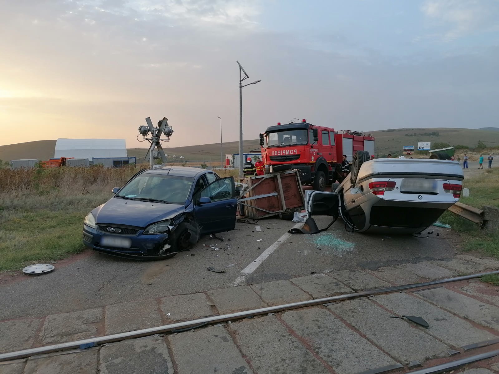 Accident rutier între două autoturisme cu 4 persoane implicate