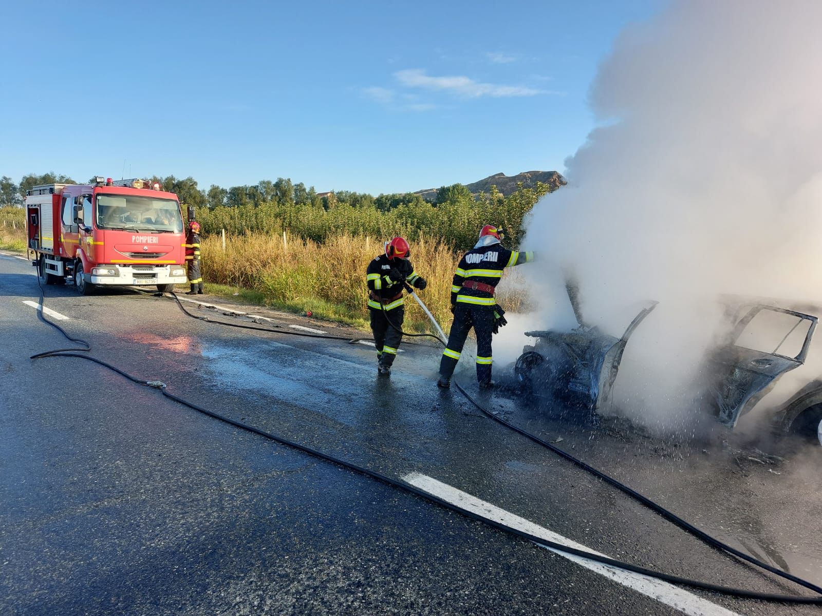 O mașină a ars la intersecția DN cu drumul spre Turcoaia
